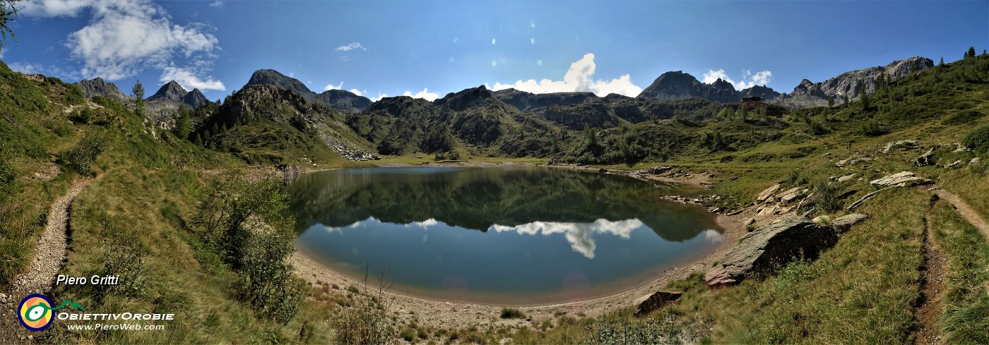 18 Lago Rotondo (1972 m) con vista verso il Pizzo del Diavolo e amici  che si specchiano nel lago .jpg
